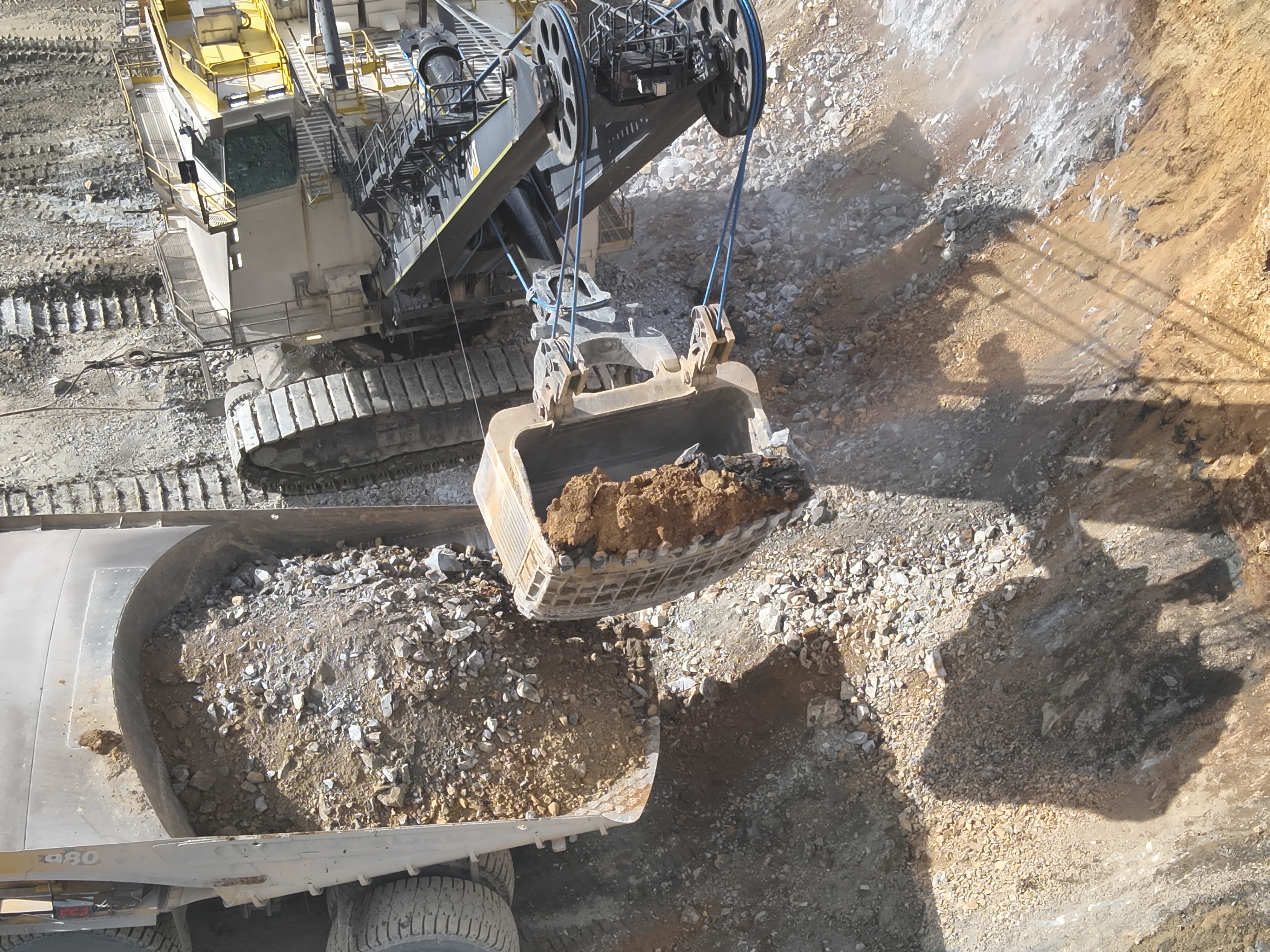 Fragmentación de Rocas para Minería, Canteras e Infraestructura
